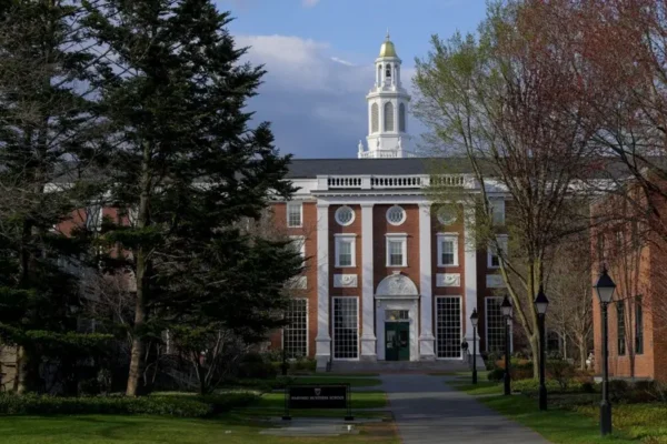Trump Proíbe Harvard de Matricular Estudantes Estrangeiros e Aumenta Pressão Contra Universidades