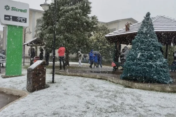 Neve surpreende turistas no Rio Grande do Sul e marca primeiro fenômeno de 2025 no Brasil