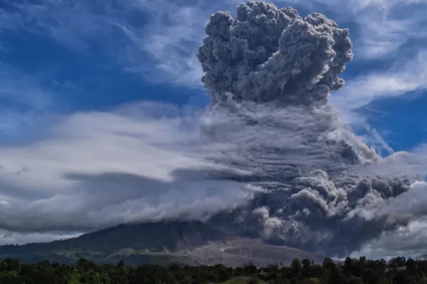 Vulcão na Indonésia entra em erupção e lança cinzas a 11 km de altura